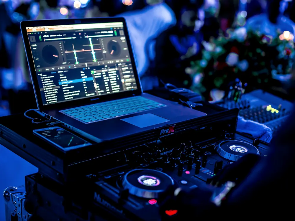 Table de mixage DJ allumée, vue de face pendant une séance