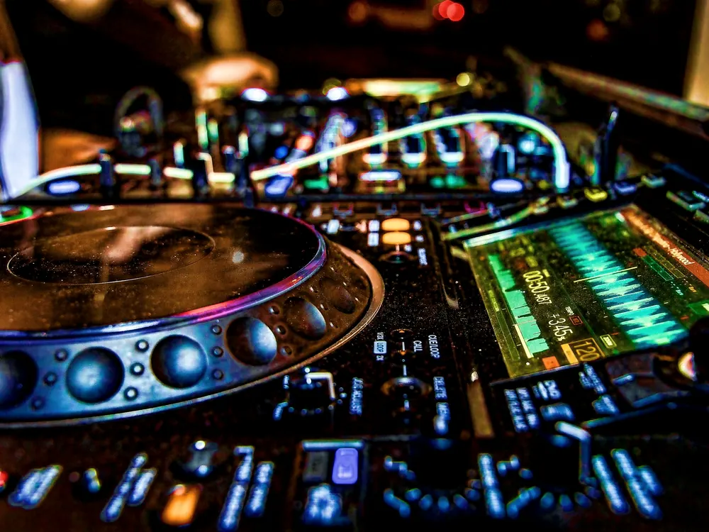 Vue rapprochée d'un contrôleur DJ en fonctionnement
