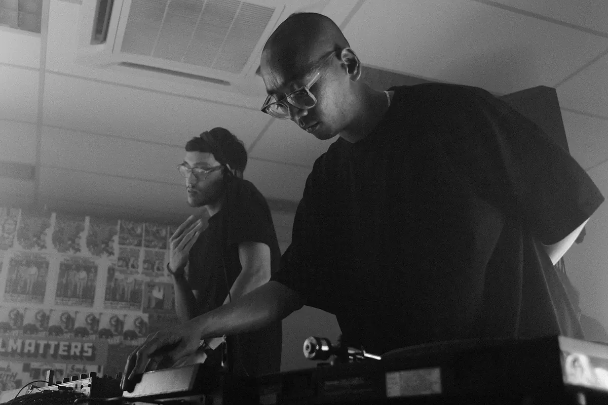 Deux DJ aux platines pendant une séance de travail en studio
