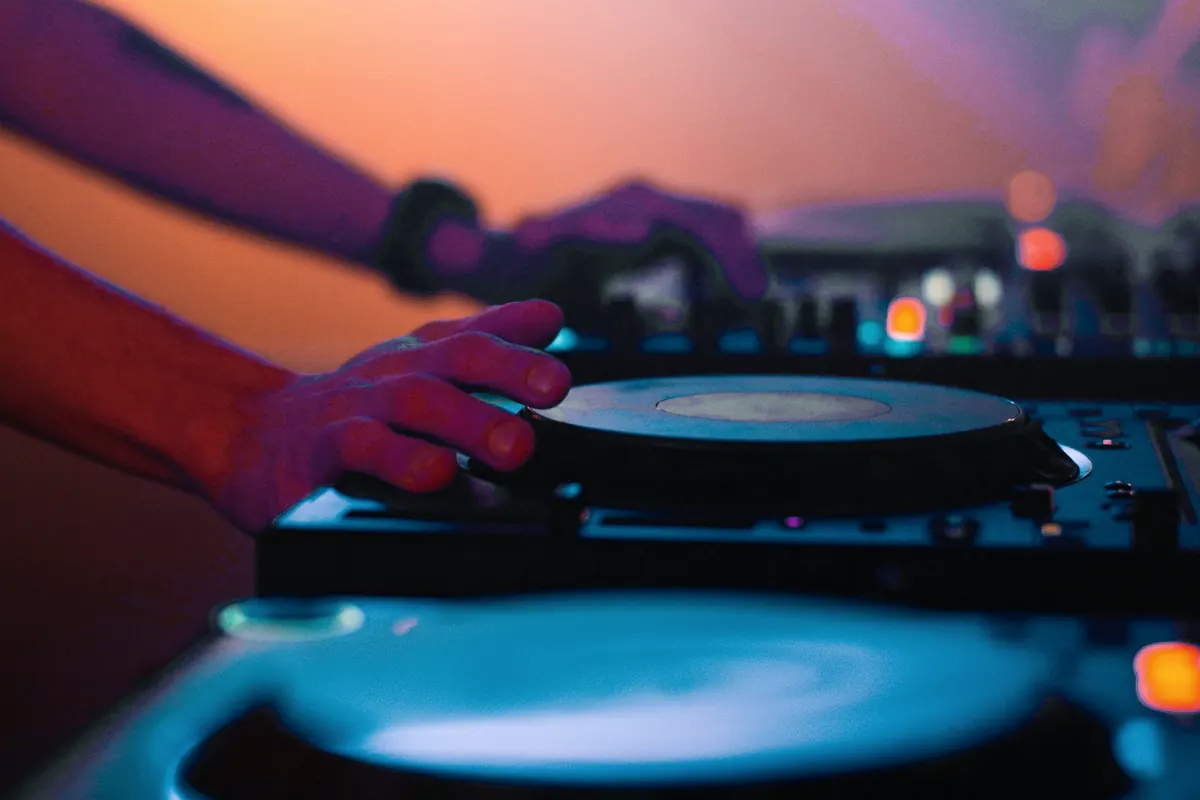 Contrôleur DJ posé sur un poste de travail dans une salle de formation