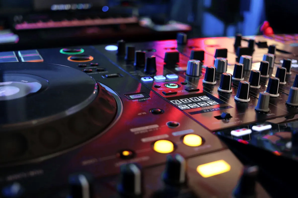 Gros plan sur les faders et les potentiomètres d'une table de mixage DJ