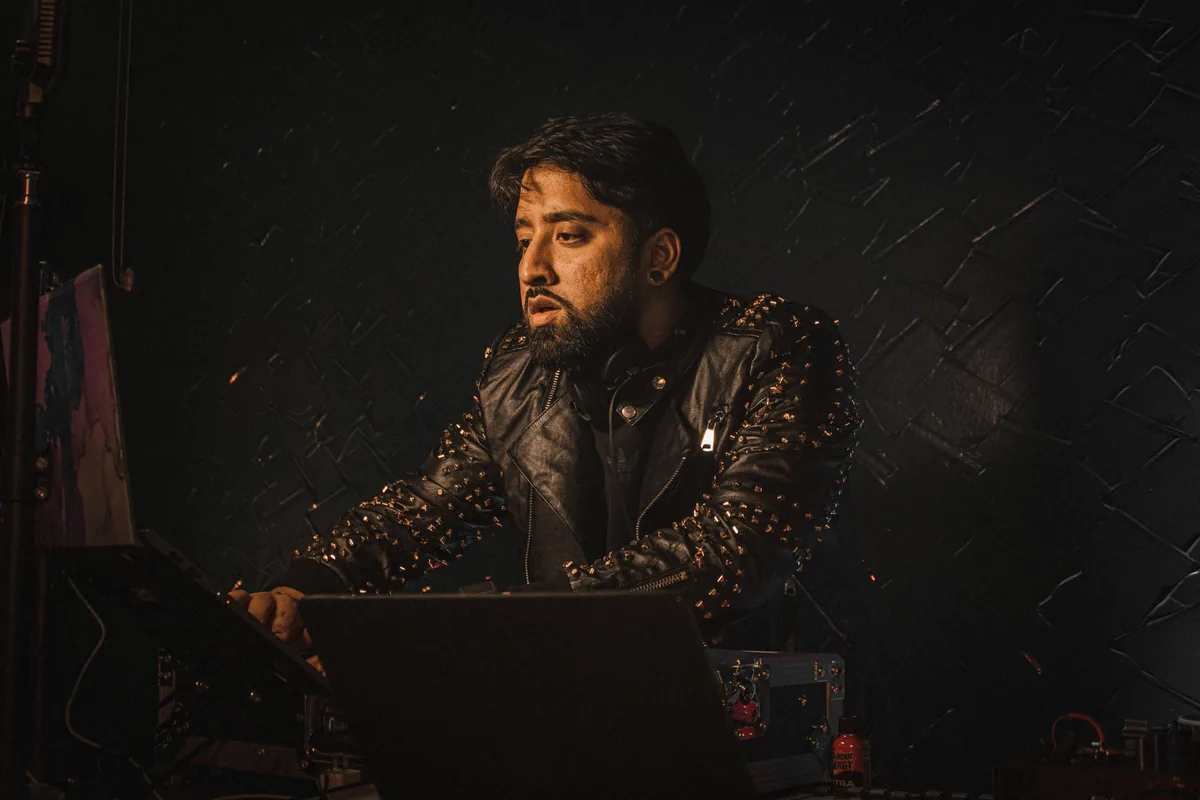 DJ concentré derrière son poste de travail, en situation de jeu