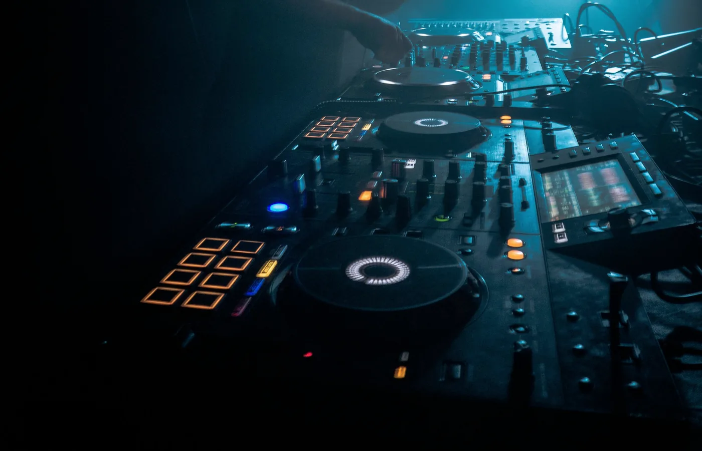 Poste de pratique équipé, platines et table de mixage