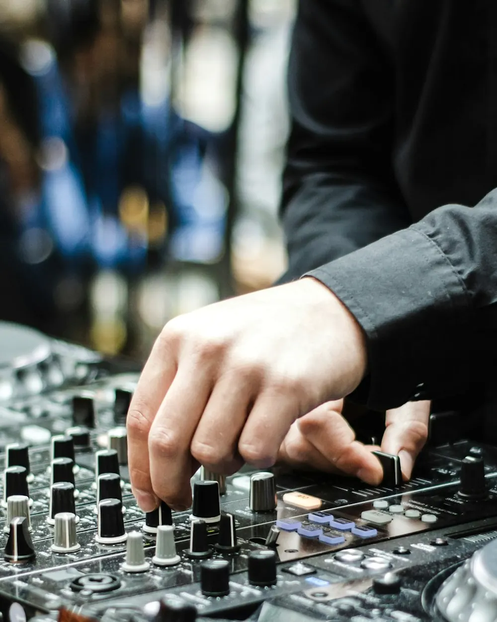 Personne aux commandes d'une table de mixage pendant un cours de DJ