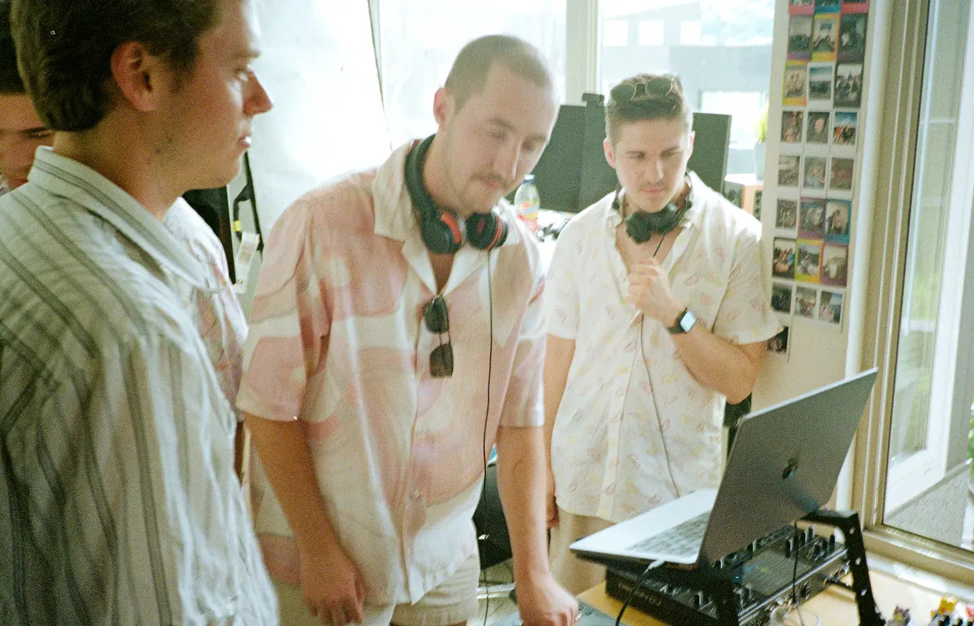 Groupe d'apprenants réunis autour d'une installation DJ